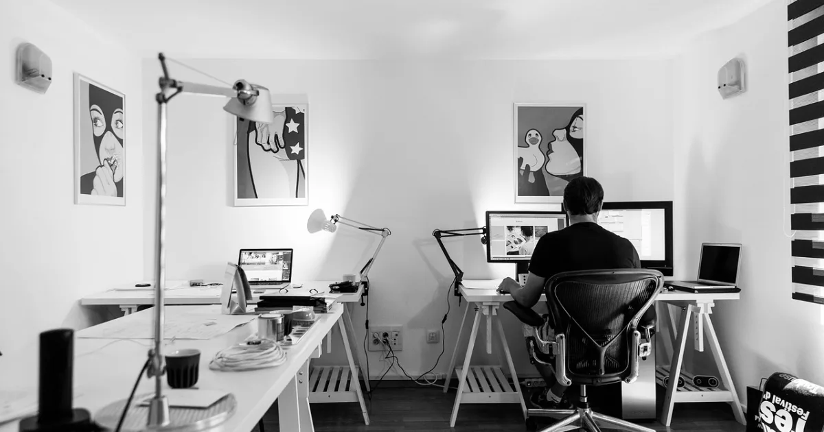 Propriétaire utilisant un ordinateur pour centraliser la gestion de ses locations